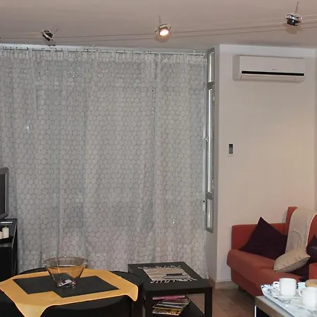Modern Studio In דירה